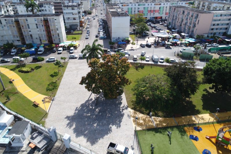 LES JARDINS D’HENRI IV, POINTE-A-PITRE - L'ESPLANADE D'ACCUEIL DE L'ENTREE EST ET LE JARDIN D'ENFANTS