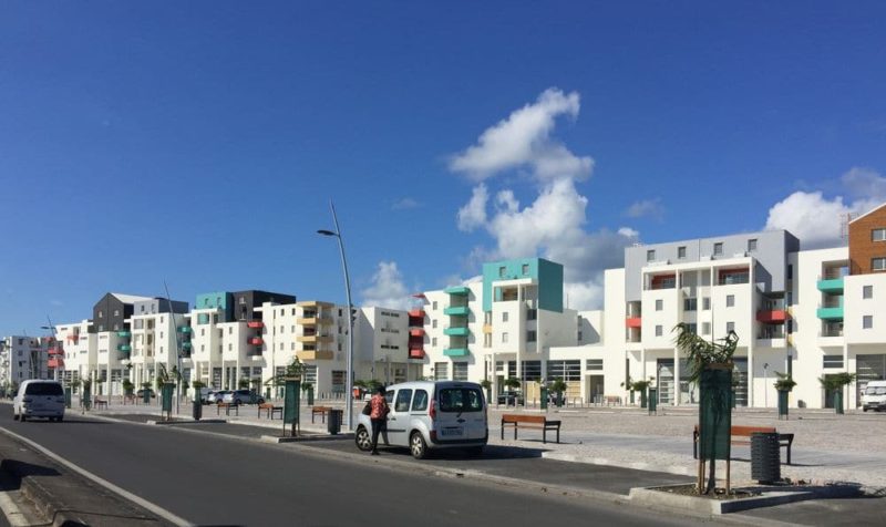 AMÉNAGEMENT DE L’ANCIEN STADE PIERRE ANTONIUS DANS LE CADRE DU PROJET ANRU, POINTE-A-PITRE - FRONT BÂTI DE LA PLACE DES DISSIDENTS